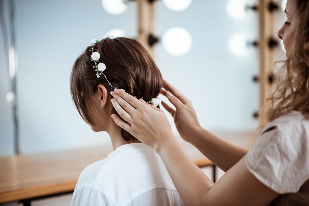 Bruidskapsel en make-up en 6 kenmerken