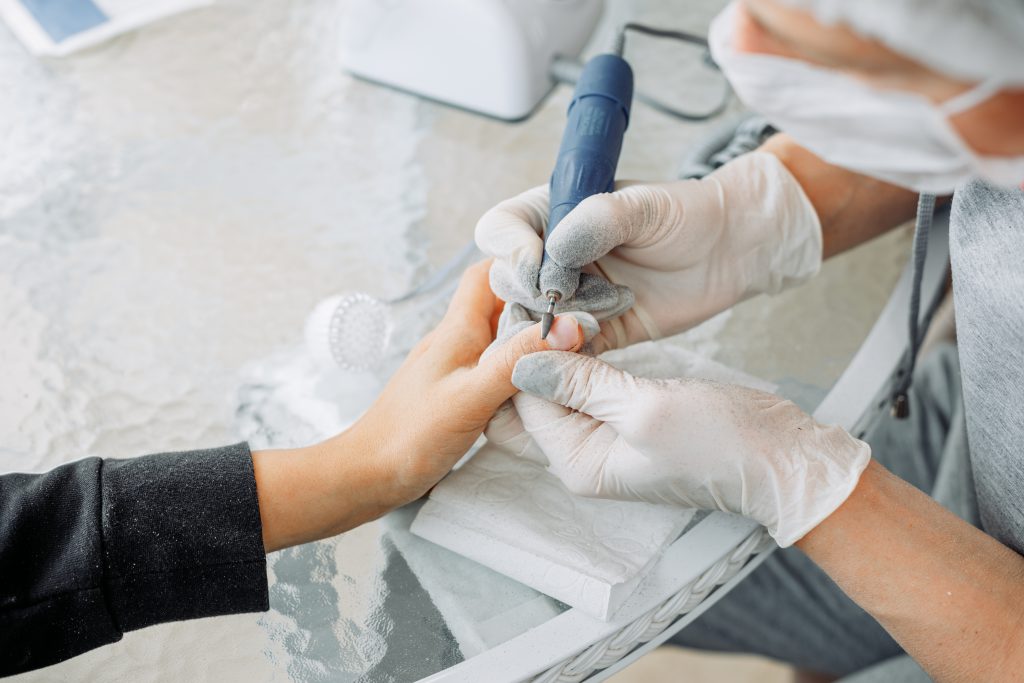 Wat is de verzorging na pedicure en nageltransplantatie?