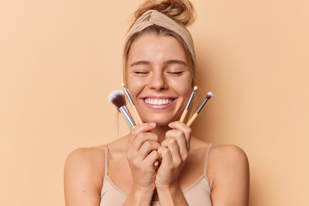 Natuurlijke make-up geschikt voor het gezicht